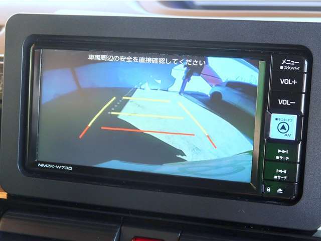 バックカメラがついて後方確認が簡単にできます！苦手としている車庫入れ等も安心して出来ますね！凄く需要の高い装備ですので、最初から付いていれば言う事なしですよね！？