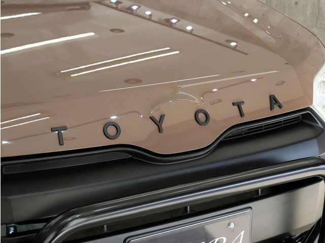 グリル上部に人気のクラシックTOYOTAエンブレムを装着し、エンブレムもマットブラック塗り分けペイントで当店こだわりのカスタムを施しております。