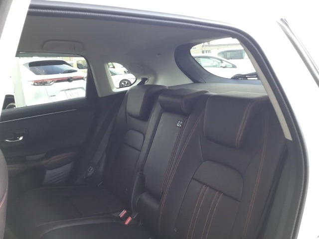 分割可倒式リヤシートです。さまざまなシーンにあわせてシートアレンジが可能です。