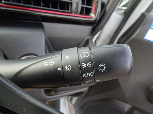 ◆ハイビームアシスト◆前方検知用カメラで、先行車や対向車のライト、道路周辺の明るさを検知して、ハイビームとロービームを自動で切り替え！ハイビームでの走行頻度を高めて、安全運転をサポートしてくれます！