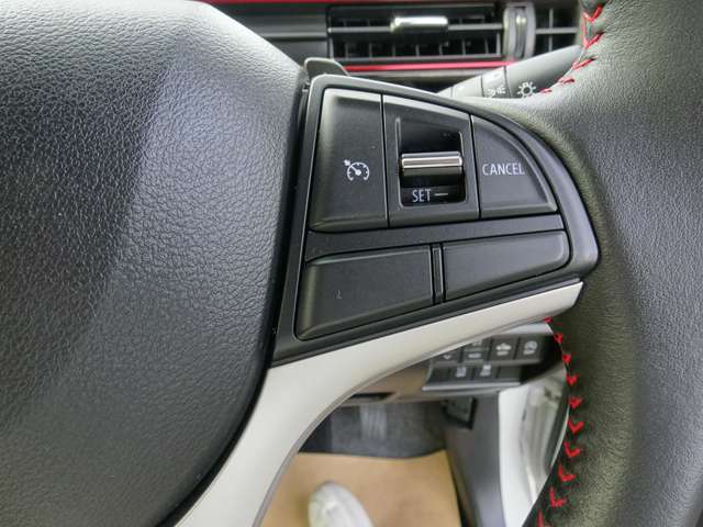 ◆クルーズコントロール◆高速走行時で、らくらく運転！ステアリングスイッチの操作により、車速約40km/h～約100km/hの範囲内で、アクセルペダルから足を離して、一定の速度で走行できます！