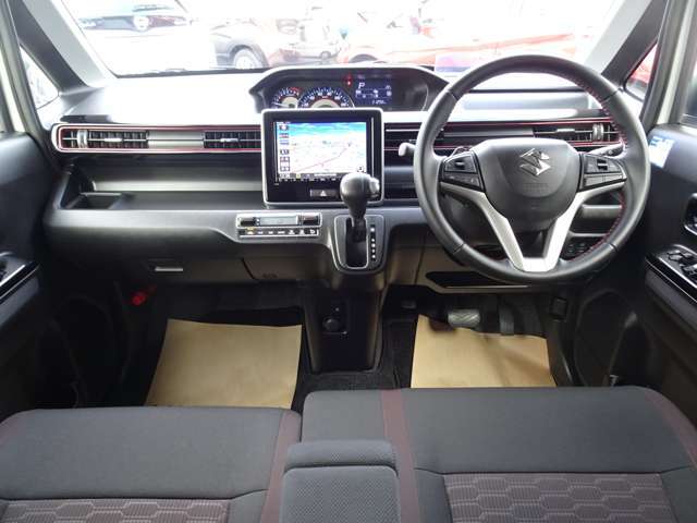 ◆内装色/ブラック◆インパネの赤のラインが特徴的なインテリアです！