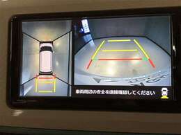 パノラミックビューモニターを装備。クルマを真上から見るように周囲を確認できます。機能の詳細は販売店スタッフまでおたずねください。