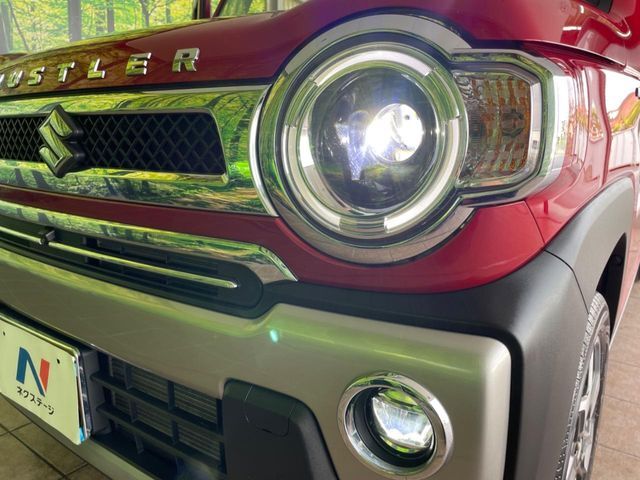 【LEDヘッドライト】悪天候や夜間走行時も良好な視界を確保し安心して運転できる高輝度LEDヘッドライトを装備！点灯速度が早く、消費電力も抑えられています。