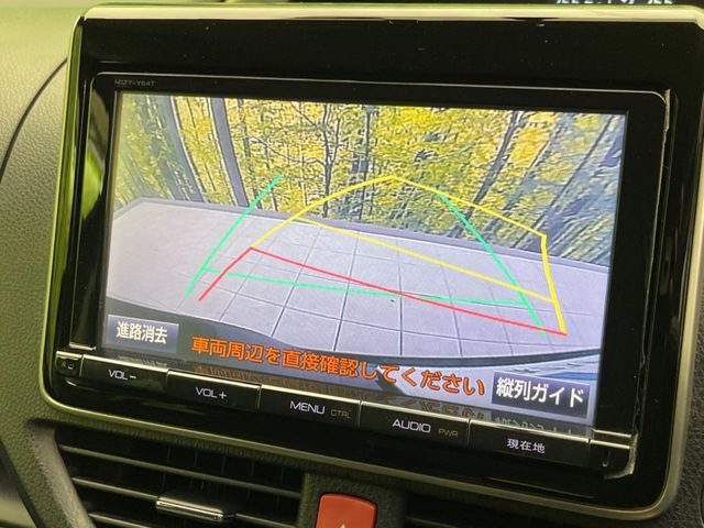 【バックカメラ】駐車時に後方がリアルタイム映像で確認できます。大型商業施設や立体駐車場での駐車時や、夜間のバック時に大活躍！運転スキルに関わらず、今や必須となった装備のひとつです！