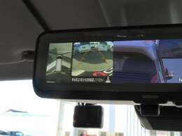 後退時はデジタルルームミラーの端に全周囲カメラとバックカメラの映像が映ります！