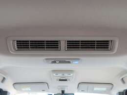 天井中央部にサーキュレーターがございます！エアコンが届きにくい後席まで風を届けます♪