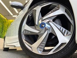 【モデリスタ18インチアルミホイール】大人気メーカーのホイールを装備♪軽量・高硬度のアルミホイールは、ハンドリング・加速など、走りの質を向上してくれます♪
