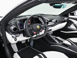 こちらは左ハンドルのお車でございます。内装色はPelle Biancaを選択しております。