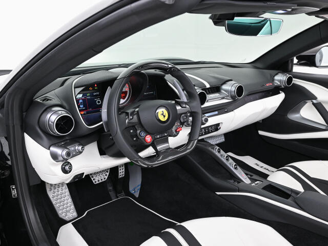 こちらは左ハンドルのお車でございます。内装色はPelle Biancaを選択しております。