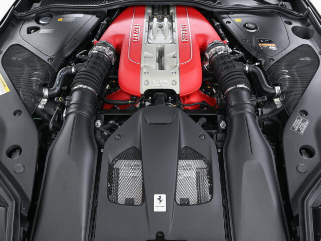 6.5L・V12自然吸気エンジンをフロントに搭載しております。