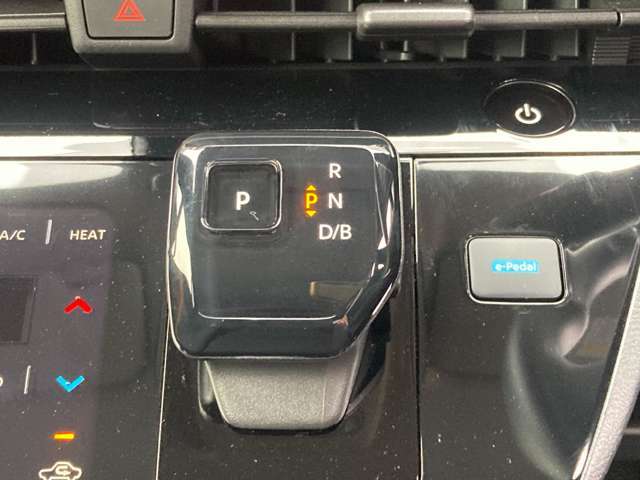 電気自動車ならではのシフトレバーで、バックやドライブなどの切り替えがラクラクです！！