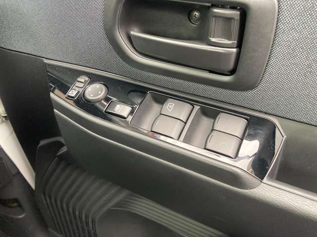 全席パワーウィンドウとなっています。運転席はオートになっているのでワンタッチ開閉することが出来ます。