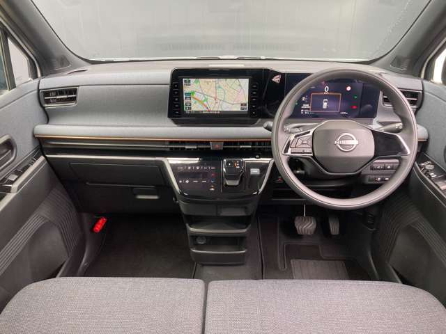すっきりした運転席周りにはナビやエアコンの操作パネルを設置しておりますので、お一人での運転でもご安心できます。