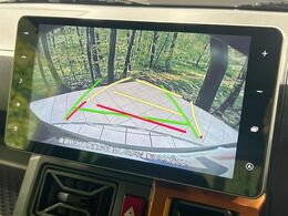 【バックカメラ】駐車時に後方がリアルタイム映像で確認できます。大型商業施設や立体駐車場での駐車時や、夜間のバック時に大活躍！運転スキルに関わらず、今や必須となった装備のひとつです！