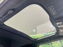 【ガラスルーフ】ガラスルーフ搭載で車内の解放感が一気にアップ！開放的なドライブをお楽しみいただけます。