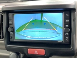 リバースギアに入れるだけで後方の表示へ切り替わります。夜間や雨の日の駐車も楽になりますよ。