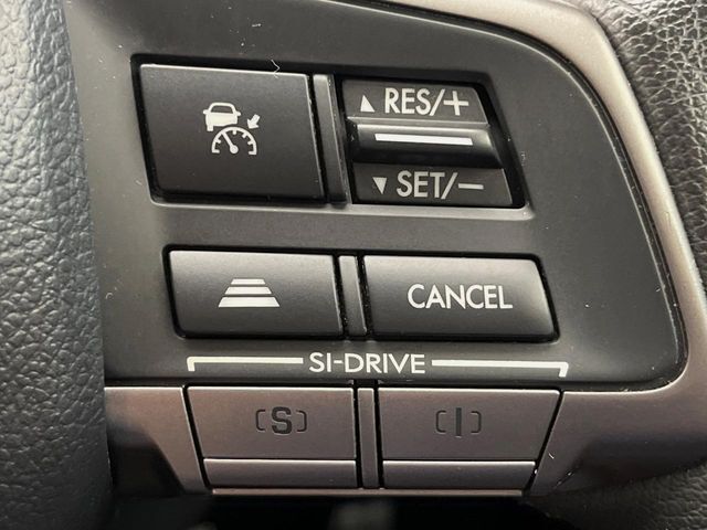 【全車速追従機能付クルーズコントロール】高速道路での長距離走行が楽に！！自動で速度を保つクルーズコントロールが、衝突軽減システムと連携し、前方の車両を感知して車間を保つように速度調節してくれます！！
