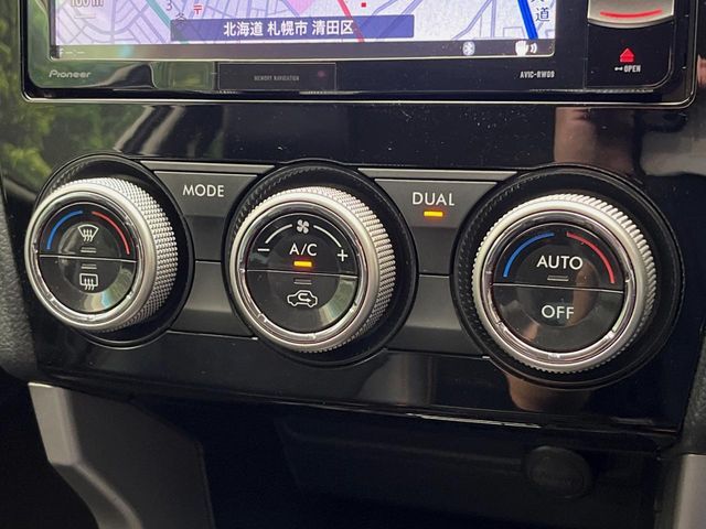 【左右独立型フルオートエアコン】運転席と助手席でそれぞれお好みの温度に設定可能。同乗者にも配慮した、快適な空調をお届け致します。