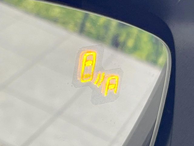 【ブラインドスポットモニタリング】走行中、ドアミラーの死角になりやすい箇所に後続車が接近するとサイドミラー付近に警告を表示、ドライバーに注意喚起をしてくれます。