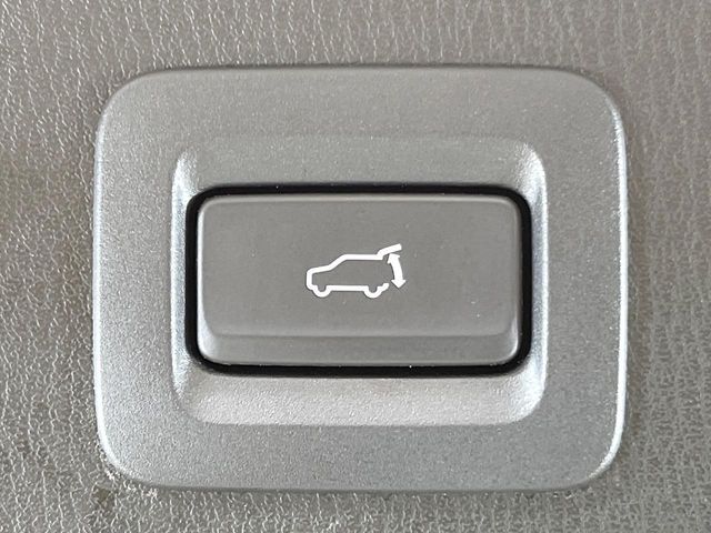 【パワーバックドア】スマートキーや運転席のボタンを押すだけでリアゲートが自動で開閉します！荷物を持っている時や、高い位置にあるバックドアを閉める際に便利な機能です♪