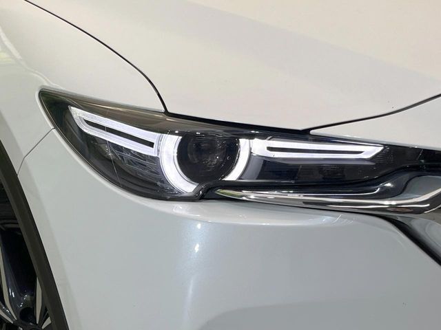 【LEDヘッドライト】悪天候や夜間走行時も良好な視界を確保し安心して運転できる高輝度LEDヘッドライトを装備！点灯速度が早く、消費電力も抑えられています。