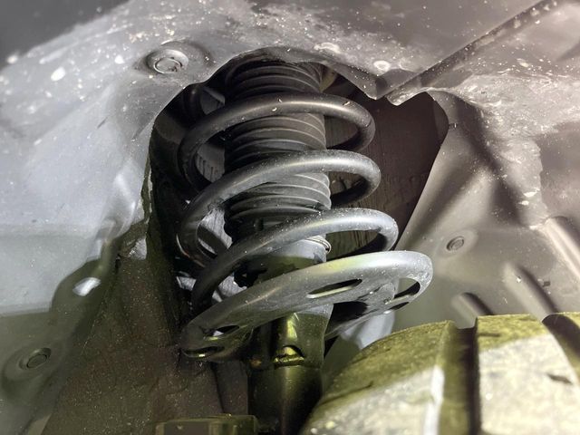 お車を安心してお乗りいただく為には、足回りの定期点検が欠かせません。サービスサポート（有償保証）では無料点検もご提供しており、安心のカーライフをお過ごしいただけるサポート体制が整っています。