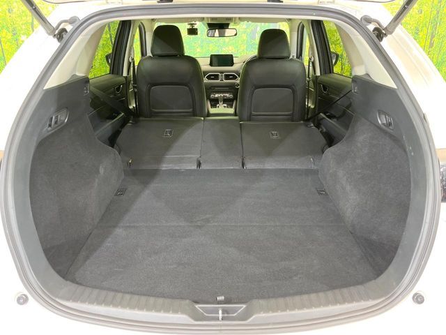 後席を格納すると、これだけの広さが！シーンに合わせたシートアレンジで、大きな荷物も積むことが出来ます♪