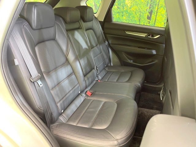 広々とした2列目シートは居住性が高く、居心地も快適！友達や家族とのお出かけにぴったりです。ベビーシートやチャイルドシート使用時も快適にお過ごしいただける十分な空間を確保しています。