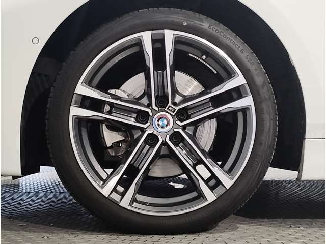 BMW純正アルミホイールです。納車時にはアルミホイールコーティングも承っております！是非ご検討下さいませ。