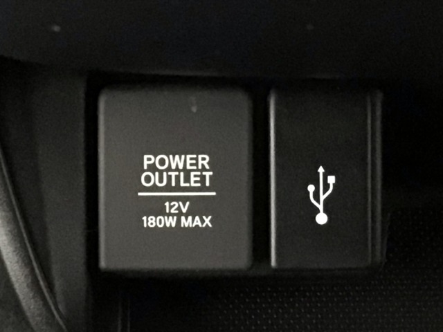 【USBポート】USBポートも装備されています♪スマートフォンのオーディオに連携も可能です。今や欠かせない装備の一つです！