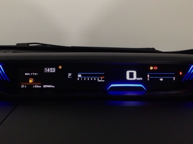 メータは先進的なデジタルメーターを採用！ゆっくりと数字が動くのでとても見やすく表示されます！続可能距離等の情報やHonda SENSINGの注意・警告も表示します！