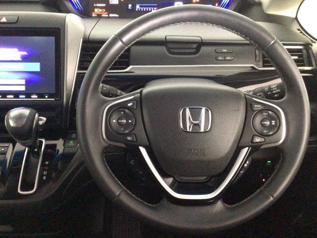 【ハンドル】運転にかかわる様々な操作を安全に行えるように視点移動が少なく操作性に配慮されたスイッチ類が凝縮されたコックピットです。