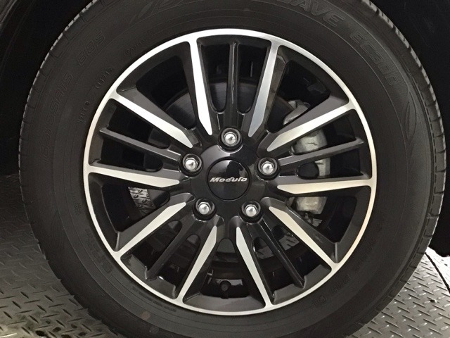 【アルミホイール】純正アルミホイール装備！足元を際立たせ、軽快な走りを演出します！印象もアップし、スタイルも引き締まります！スポーティーさの中にラグジュアリーを感じさせるデザインですね♪