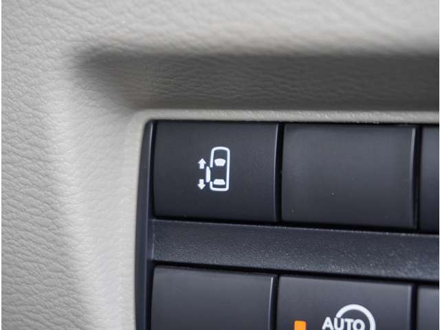 【電動スライドドア】ボタンを押すだけでスライドドアの開閉が可能。もちろんキーからの操作も可能。お子様を抱いている時・両手いっぱいの荷物を持ってる時など非常に役立ちます。