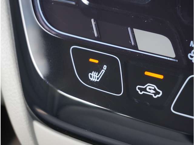 【シートヒーター】エアコンより早く温まってくれるので寒がりの人も快適です。エアコンの温風は乾燥するから苦手、という方にもをおすすめです。