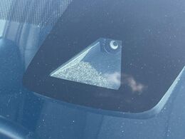 【トヨタセーフティセンス】走行中に前方の車両等を認識し、衝突しそうな時は警報とブレーキで衝突回避と被害軽減をアシスト。より安全にドライブをお楽しみいただけます。