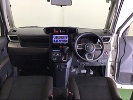 パーキングブレーキはフット式なので運転席と助手席の間はすっきり、移動も楽々です。さっと手が届く位置にATセレクトレバーやエアコンスイッチなどがあり操作性に優れています