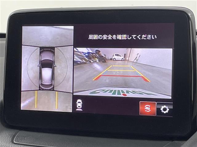 【360°ビュー・モニター】まるでクルマを真上から見下ろしたかのような視点で駐車をサポートします！クルマの斜め後ろや真横など、前後左右の4つのカメラの映像が合成されて、モニターに映し出されます。