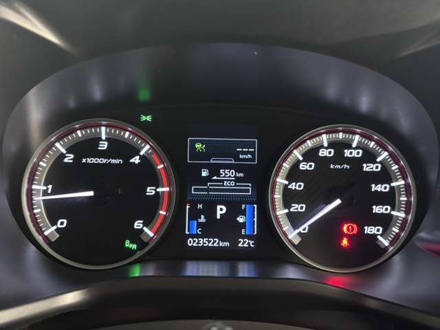 内装全体にソフトパッドを使用し高級車のような質感を実現し、サバ杢柄のパネルを加えることで上質さがアップした◎