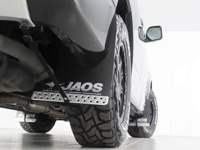 JAOS製マッドフラップでSUV感を高めている！フラップ下部のアルミプレートが印象的でベルトを使い吊り上げることで巻き込みを防止◎