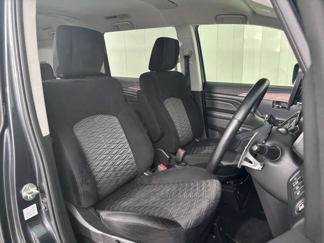 ダイヤモンドキルト加工が施されたファブリックシートは今回新規設定されたもので運転席はパワーシートとなり、前席にシートヒーターも装備◎