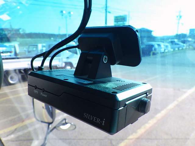 ○板金・架装もお任せ下さい○　販売車両の塗装仕上・看板施工等はもちろんのこと，車両の全塗装から床板の張り替え等も承っております！！まずは当店スタッフまでお気軽にご相談ください！