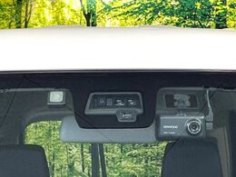 【スズキ　セーフティサポート】走行中に前方の車両等を認識し、衝突しそうな時は警報とブレーキで衝突回避と被害軽減をアシスト。より安全にドライブをお楽しみいただけます。
