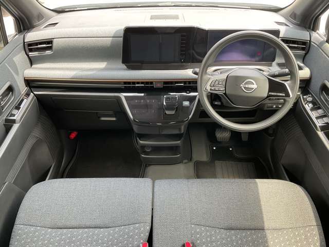 運転席まわりは機能的にまとまっています。足元が広々のインパネATです♪