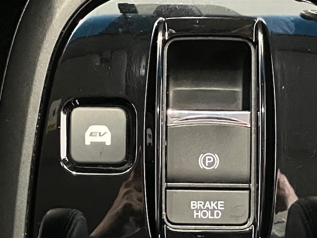 オートブレーキホールド機能付きです☆停車中にブレーキペダルから足を離しても、停車状態が続きます。渋滞、信号待ちの間等、安心です。アクセルを踏めば自動解除され、再発進できます。