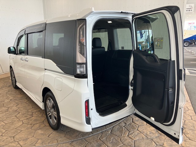 【わくわくゲート】後ろのドアをヨコに開ければ、車の後ろに余裕の無い駐車場でも荷物の積みおろしがラクラクです！3列目シートから乗り降りする時にも便利ですよ♪