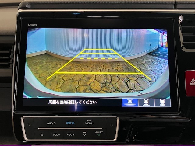 【バックカメラ】リバースにするだけで映ります、後方の安全確認や、狭い駐車場での車庫入れ、雨の日や夜間など視界の悪い時に便利です！安全にバックする為には欠かせない装備です。