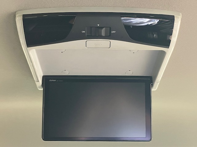リア席モニターを装着しています♪TVの映像やDVDなど、子供も大人も楽しめる車内になります！大画面でロングドライブをお楽しみください♪