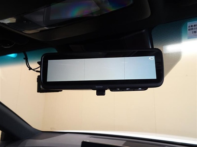 【デジタルインナーミラー】車両後方に取り付けられたカメラの映像をルームミラー内のディスプレイに表示し、後方の安全確認がより快適に。